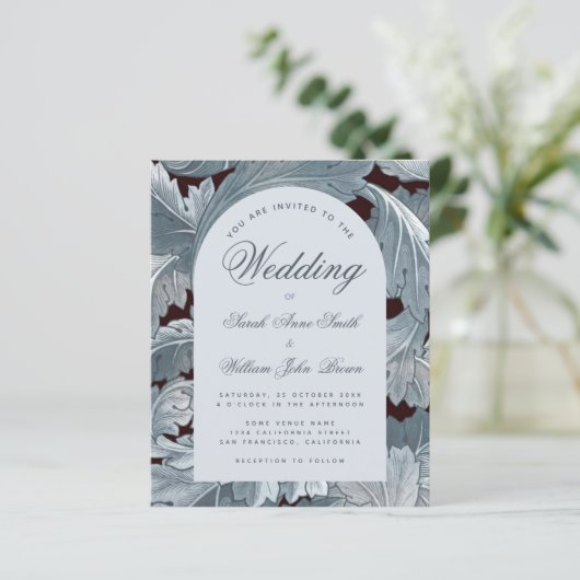 Budget Wedding Arch Gray Blätter Script Einladung (Stehend Vorderseite)