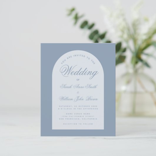 Budget Wedding Dusty Blue Arch Script Einladung (Stehend Vorderseite)