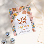 Budget Wild One Retro Boho 1. Geburtstag Party<br><div class="desc">Feiern Sie den besonderen Tag Ihres Wildblume-Jungen mit der Einladung dieses hübschen Mädchens zum Geburtstag. Die Vorderseite der Haushaltskarte zeigt ein von Hand gezeichnet Muster von skurrilen Wildblumen, in einer blauen Farbpalette von Braun, Beige, Pink, Gelb, Grün & Blau. Die Veranstaltungsdetails sind in einem einfachen Bogen-Rahmen geschrieben, mit "wild one"...</div>