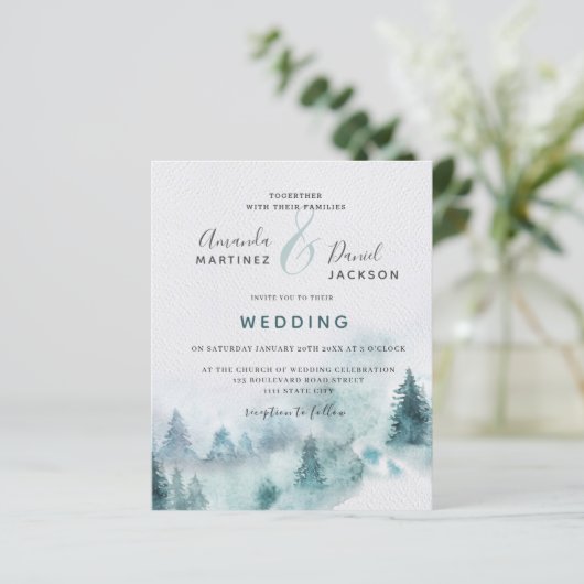 Budget Winter Mountain Forest Wedding Einladung (Stehend Vorderseite)