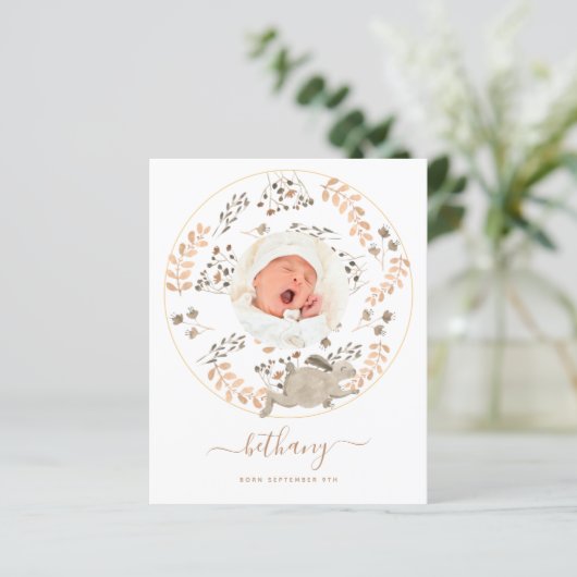 Budget Woodland Baby Foto Geburtsankündigung (Stehend Vorderseite)