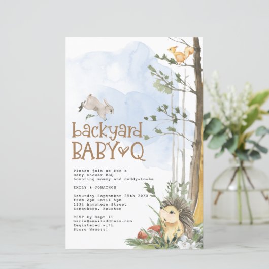 Budget Woodland Baby Q Backyard Babydusche Einladu (Stehend Vorderseite)