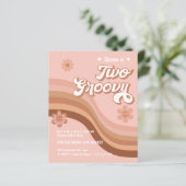 Budget Zwei Groovy Retro Daisy Birthday Einladung (Stehend Vorderseite)