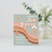 Budget Zwei Groovy Retro Daisy Sage Pink Einladung (Stehend Vorderseite)