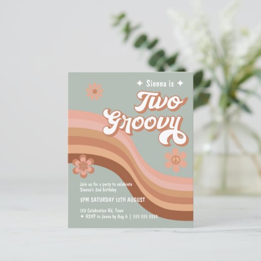 Budget Zwei Groovy Retro Daisy Sage Pink Einladung (Stehend Vorderseite)