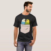 Budgies in der Brust Pocket Bird Parakeet Funny We T-Shirt (Vorne ganz)