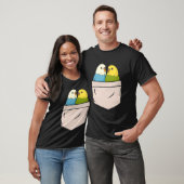 Budgies in der Brust Pocket Bird Parakeet Funny We T-Shirt (Unisex)
