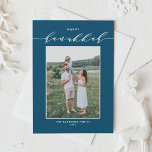 Bue Modern Mix Typografie Happy Hanukkah Foto Feiertagskarte<br><div class="desc">Happy Hanukka! Senden Sie Hanukkah Wünsche an Familie und Freunde mit dieser anpassbaren modernen Hanukkah-Karte. Es zeichnet sich durch ein elegantes Drehbuch und eine einfache Typografie aus. Personalisieren Sie dieses Foto Hanukkah-Karte durch Hinzufügen von Namen und ein Foto. Diese blaue Hanukkah-Karte ist auf anderen Karton und Farben erhältlich.</div>