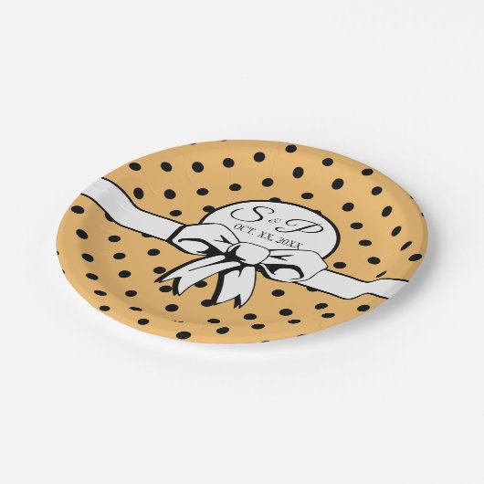 Buff Beige Black Polka Dot White Bow Personalisier Pappteller (Schrägansicht)