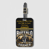 Buffalo Bauer steht stolz mit majestätischem Bison Gepäckanhänger (Vorderseite Vertikal)