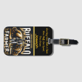 Buffalo Bauer steht stolz mit majestätischem Bison Gepäckanhänger (Vorderseite (Horizontal))