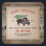 Buffalo Bison Santa Merry Christmas Tree Burlap Quadratischer Aufkleber<br><div class="desc">Illustration eines Büffels mit einer Weihnachtsmannmütze mit einem schneebedeckten Weihnachtsbaum,  der an den Rücken gebunden ist. Die Grenze wird mit geometrischem Muster inspiriert.</div>