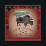 Buffalo Bison Santa Merry Christmas Tree Snow Favo Geschenkanhänger<br><div class="desc">Illustration eines Büffels mit einer Weihnachtsmannmütze mit einem schneebedeckten Weihnachtsbaum,  der an den Rücken gebunden ist. Schneeflecken und Karton inspiriert Hintergrund mit Pfeildesign.</div>
