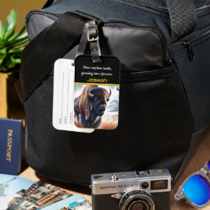 Buffalo Grazing in Mountain Valley Gepäckanhänger