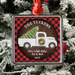 Buffalo Kariert Monogram White Christmas Truck Ornament Aus Metall<br><div class="desc">Dieses personalisierte Sake-Design zeigt unser Vintages, welches LKW einen Weihnachtsbaum mit Platz für Ihren Text trägt, alles auf einem warmen Büffel karierten Hintergrund. Die Kollektion der Koordinationsprodukte ist in unserem Shop, zazzle.com/store/doodlelulu, erhältlich. Kontaktieren Sie uns, wenn Sie dieses Design auf ein bestimmtes Produkt angewendet haben, um Ihr eigenes einzigartiges Match...</div>