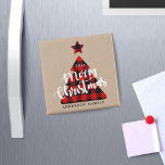 Buffalo karierter Weihnachtsbaum-Kichelschrift Magnet<br><div class="desc">Kraft Hintergrund mit Büffel karierten Weihnachtsbaum und whimsical Drehbuch "Frohe Weihnachten" gepaart mit Informationen in eleganten Serif-Schriftart. Dieses rustikale Gefühl wird gemischt und passt zu den Gegenständen dieser Kollektion für einen perfekten Weihnachtslook.</div>