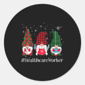Buffalo Plaid Gnome Healthcare Worker Nurse Christ Runder Aufkleber (Vorderseite)