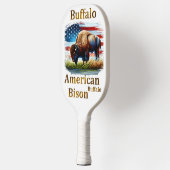 Buffalo Stehend auf Grasfeld mit amerikanischer Fl Pickleball Schläger (Links)