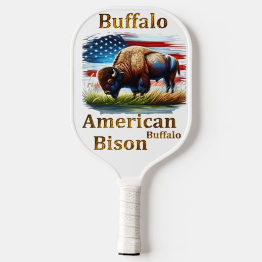 Buffalo Stehend auf Grasfeld mit amerikanischer Fl Pickleball Schläger (Rückseite)