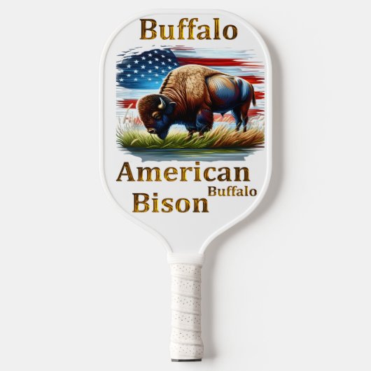 Buffalo Stehend auf Grasfeld mit amerikanischer Fl Pickleball Schläger (Vorderseite)