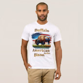 Buffalo Stehend auf Grasfeld mit amerikanischer Fl T-Shirt (Vorne ganz)