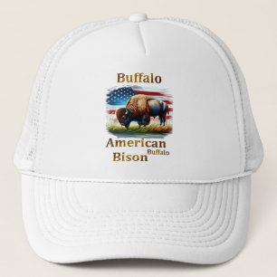 Buffalo Stehend auf Grasfeld mit amerikanischer Fl Truckerkappe