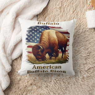 Buffalo Stehend vor amerikanischer Flagge Kissen
