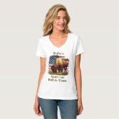 Buffalo Stehend vor amerikanischer Flagge T-Shirt (Vorderseite Vollansicht)
