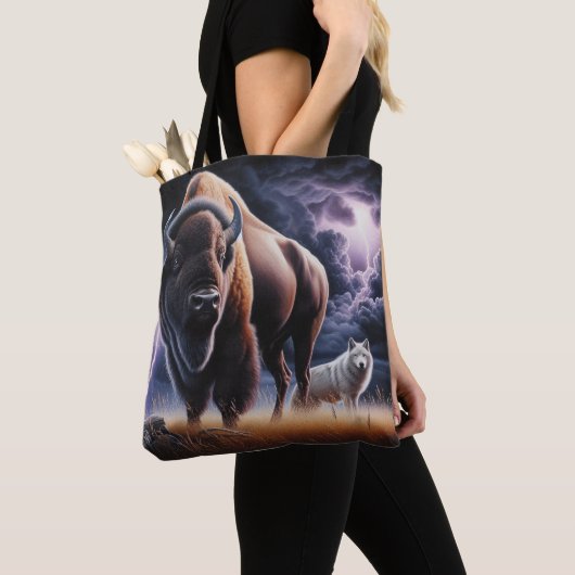 Buffalo und Wolf im Gewitter mit Blitzen Tasche (Von Nahem)