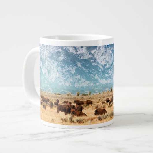 Buffalo Unterhalb des Grand Teton Mountains Jumbo-Tasse (Vorderseite Links)