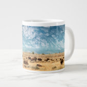 Buffalo Unterhalb des Grand Teton Mountains Jumbo-Tasse (Vorderseite Rechts)
