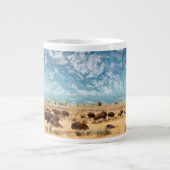 Buffalo Unterhalb des Grand Teton Mountains Jumbo-Tasse (Vorderseite)
