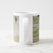 Büffel unterwegs, Fotografie, Text anpassen Jumbo-Tasse (Rückseite)