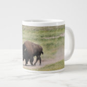 Büffel unterwegs, Fotografie, Text anpassen Jumbo-Tasse (Vorderseite Rechts)