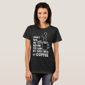 Bug mich nicht vor meiner ersten Tasse der Kaffeew T-Shirt (Vorne ganz)