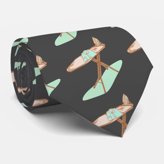 Bügeleisen und -brett, Hausarbeit Krawatte (Gerollt)