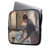 Bügelnde Frau Edgar Degass |, c.1876-87 Laptopschutzhülle (Vorderseite Links)