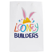 BUGS BUNNY BUILDERS™| Gestapelte Hard-Hat-Logos Mittlere Geschenktüte (Vorderseite)