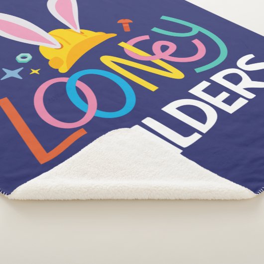 BUGS BUNNY BUILDERS™| Gestapelte Hard-Hat-Logos Sherpadecke (3/4)