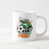 BUGS BUNNY™ Kicking Soccer Goal Jumbo-Tasse (Rechts)
