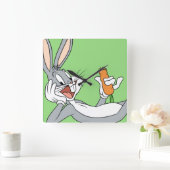 BUGS BUNNY™ Lay Down Eating Carrot Quadratische Wanduhr (Zuhause)