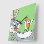 BUGS BUNNY™ Lay Down Eating Carrot Quadratische Wanduhr (Winkel)