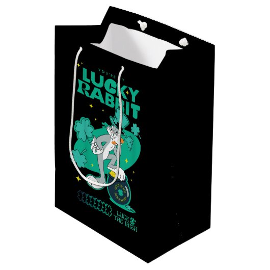BUGS BUNNY™ Lucky Rabbit Mittlere Geschenktüte (Vorderseite Schrägansicht)