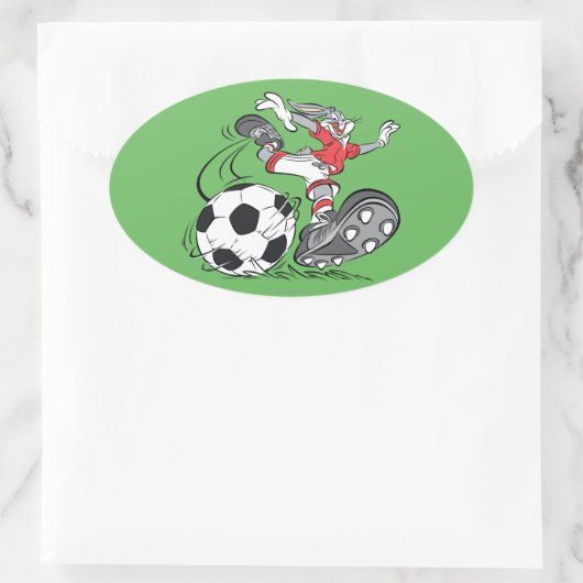 BUGS BUNNY™ Playing Soccer Ovaler Aufkleber (Tasche)
