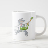 BUGS BUNNY™ Rocking on Gitarre Jumbo-Tasse (Rechts)