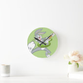 BUGS BUNNY™ Rocking on Gitarre Runde Wanduhr (Zuhause)