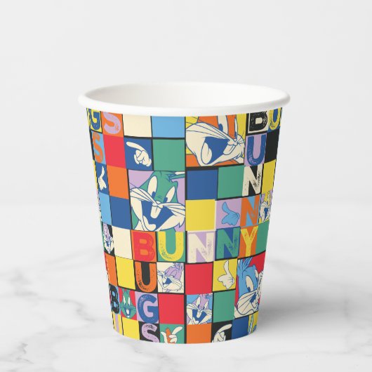 BUGS BUNNY™ Schachbrett mit farbenfrohen Namen und Pappbecher (Vorderseite)