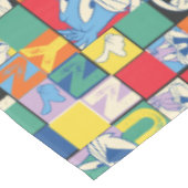 BUGS BUNNY™ Schachbrett mit farbenfrohen Namen und Tischdecke (Schrägansicht)