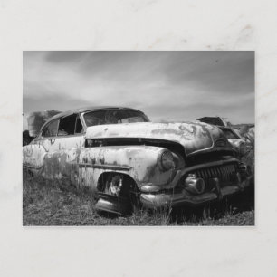 Buick-Auto auf einem Schrottplatz Postkarte