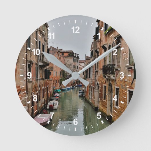 Buildings along canals of Venice Runde Wanduhr (Vorderseite)